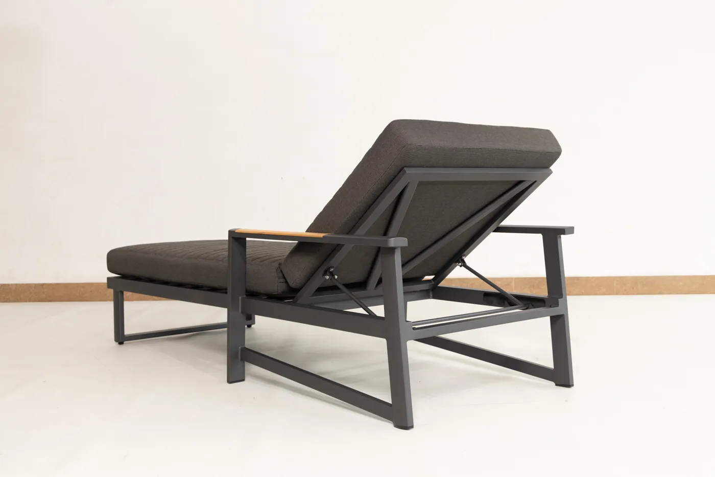 Bulan chaise lounge (cushioned, teak armrest)
