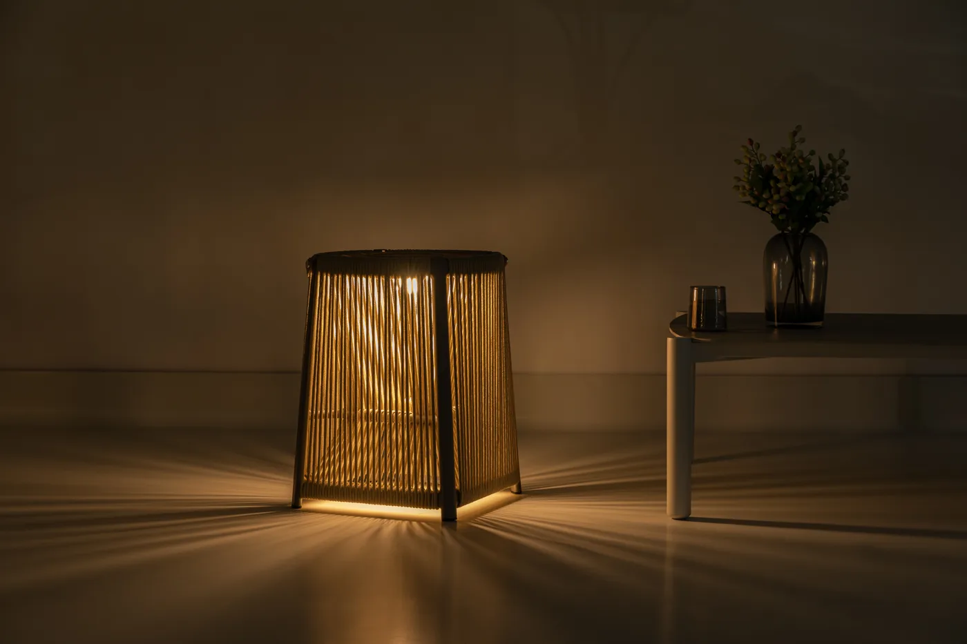Yuta floor lamp (white/cream finish)